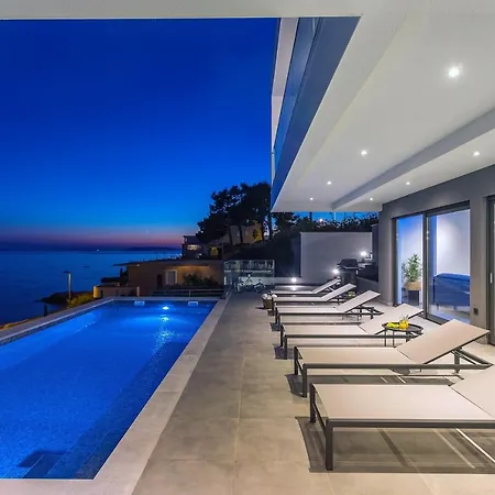 Beachfront Villa Lagom, Heated Pool, Media Room Podstrana