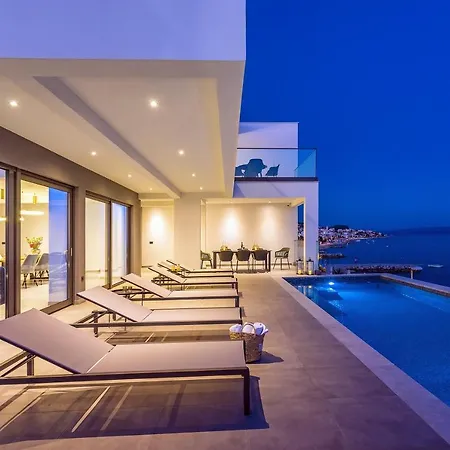 Beachfront Villa Lagom, Heated Pool, Media Room *