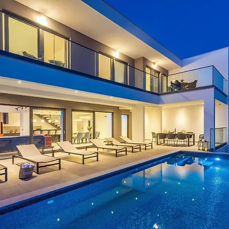 Beachfront Villa Lagom, Heated Pool, Media Room Villa Podstrana