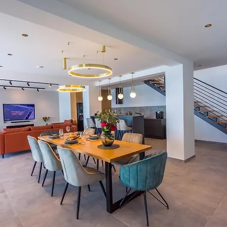 Villa Beachfront Villa Lagom, Heated Pool, Media Room Podstrana