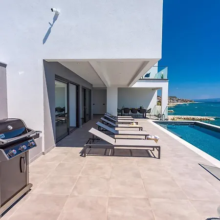 Villa Beachfront Villa Lagom, Heated Pool, Media Room Podstrana