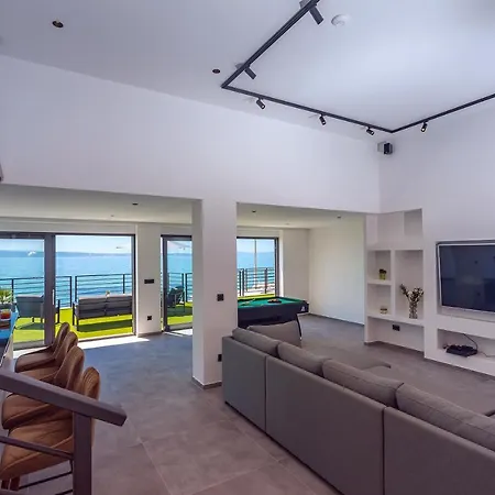 Beachfront Villa Lagom, Heated Pool, Media Room Villa Podstrana