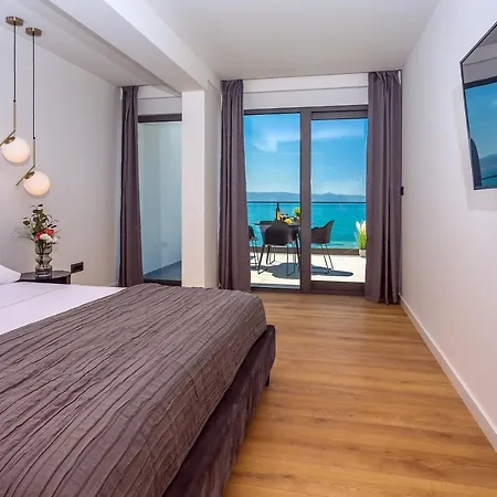 Villa Beachfront Villa Lagom, Heated Pool, Media Room Podstrana
