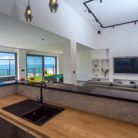 Beachfront Villa Lagom, Heated Pool, Media Room * Podstrana